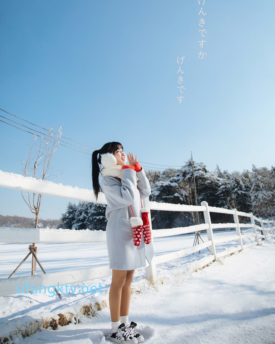 【2023_08_06】My_master's_hand_play_near_by_it_I'm_smiling_but_unders.m4v